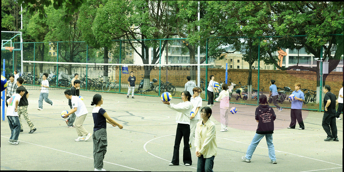 深色桌面上散落的耳机与便签特写，右侧光源照亮一条发光指示条，画面中没有文字与人物面孔